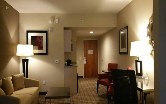 Holiday Inn Express & Suites Lantana by IHG