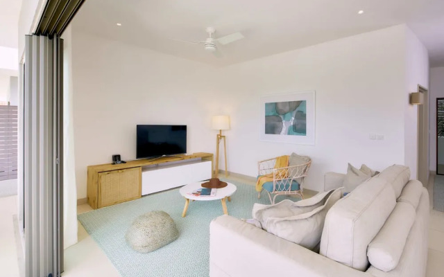 Les Estivales Beachfront Suites & Penthouses with LOV