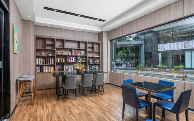 Gluck Hotel (Guangzhou North Station Huadu Square)