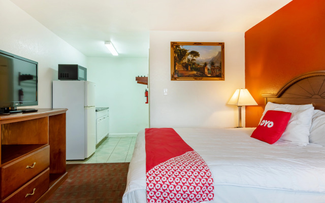 OYO Garden Inn and Suites Pearsall I-35 East