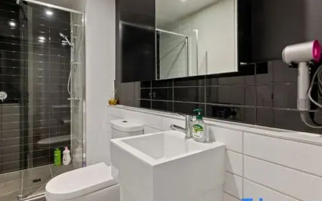 Unbeatable Location - Sleek 1BR  Melbourne Central