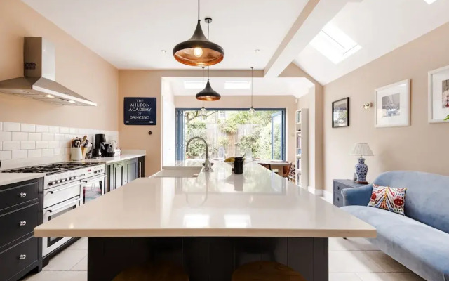 Spectacular Shepherds Bush Home Close to Westfield