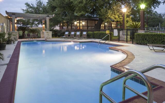 DoubleTree by Hilton Austin - University Area