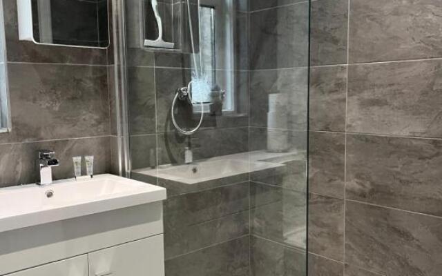 Entire spacious 4 bedroom apartment in Bournemouth