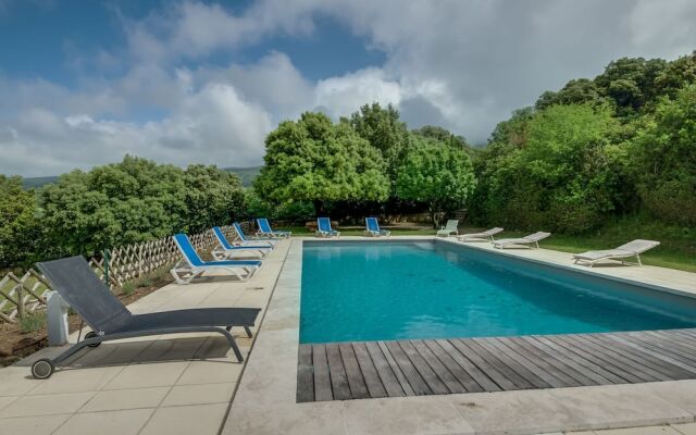 Secluded Holiday Home in Rustrel With Swimming Pool