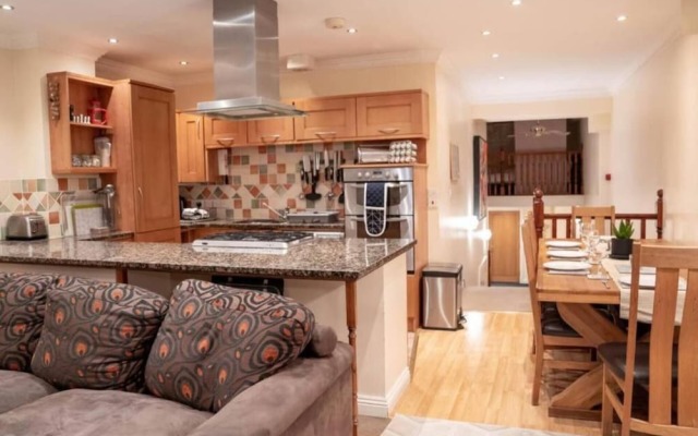 3-bed Apartment 5 Mins Walk to Boscombe Beach