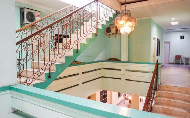 OYO 2085 Chrysanta Hotel