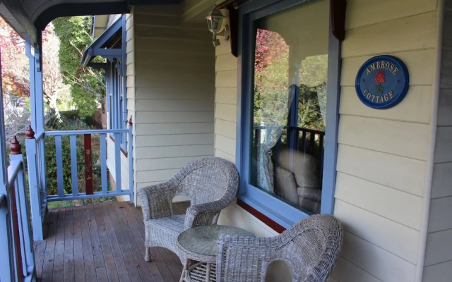 Ambrose Cottage Front Apt