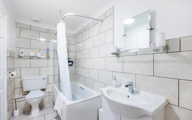 Lovely 2 Bd Hse with Parking near Excel