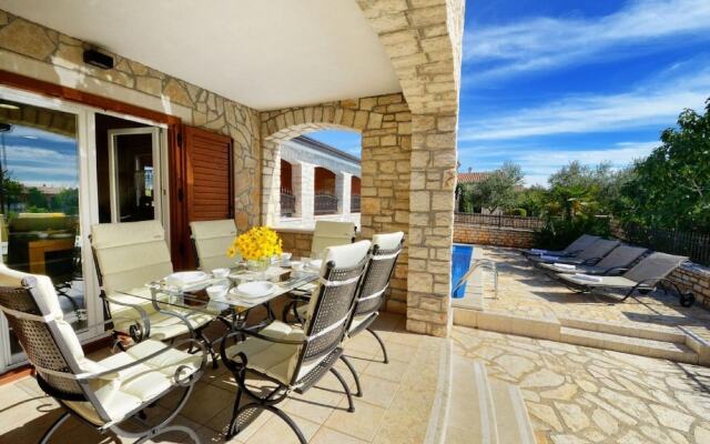 Cozy Holiday Home in Rogovici With Swimming Pool