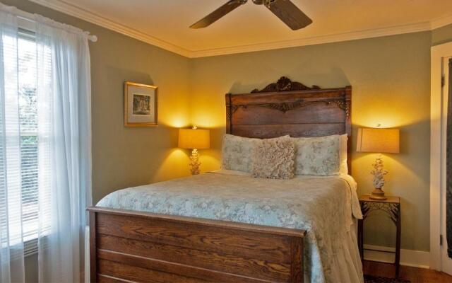 Cinnamon Bear Creekside Inn