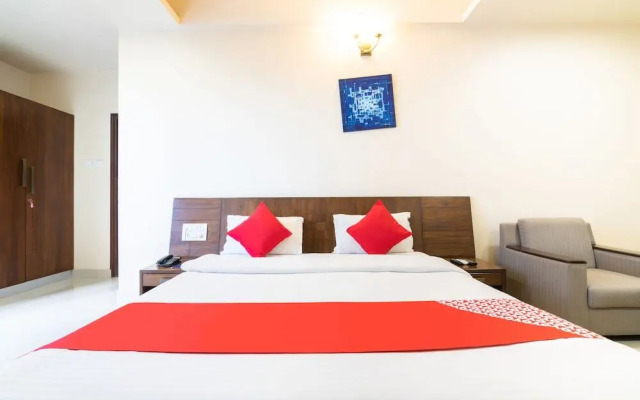 Compact Maple Leaf by OYO Rooms