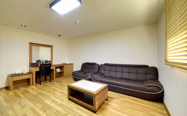 Gyeongpodae The Hotel Business