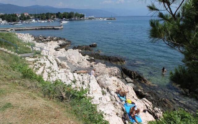 Apartments with a parking space Novi Vinodolski - 18968