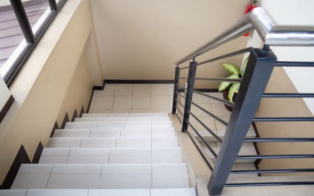 OYO 153 Monclaire Suites