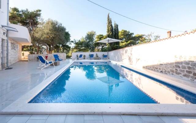 Lili-with Pool Near the sea - H