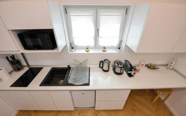 Blue Moon - One Bedroom - Romana Square