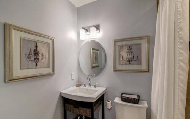 A Fabulous Washington DC 2BR 2 5BA Victorian Row Bi-Level Apartment 4 Guests
