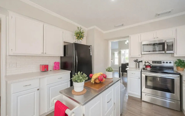 Beat the Heat in Katy w Pool