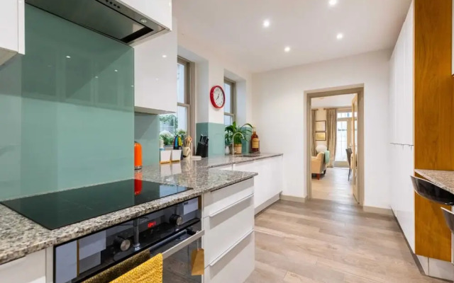 Elegant 2BD Flat 5 Mins to Kensington Gardens!
