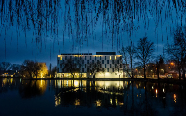 Best Western Plus Lakeside Hotel