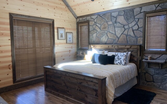 Standing Bear Studio Cabin With Hot Tub on the Deck by Redawning