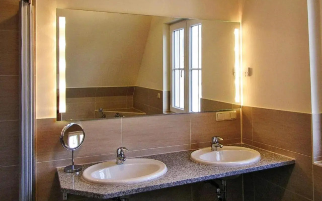 Holiday House Nightingale, Glowe