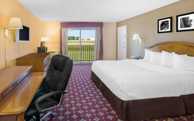 Days Inn by Wyndham Toledo