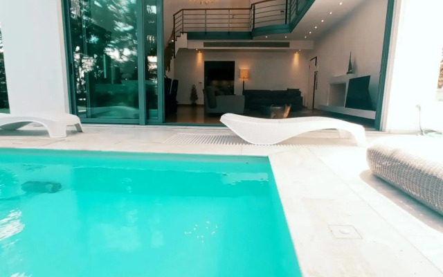 Ultra-Modern Living, Luxe 4BR with Private Outdoor Pool