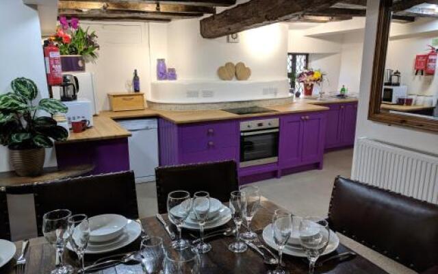 Cotswolds Valleys Accommodation - Medieval Hall - Exclusive use character three bedroom holiday apartment