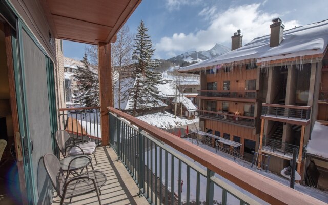 Kid-Friendly 2 Bedroom Bathroom - Slopeside Condo - No Cleaning Fee! by RedAwning