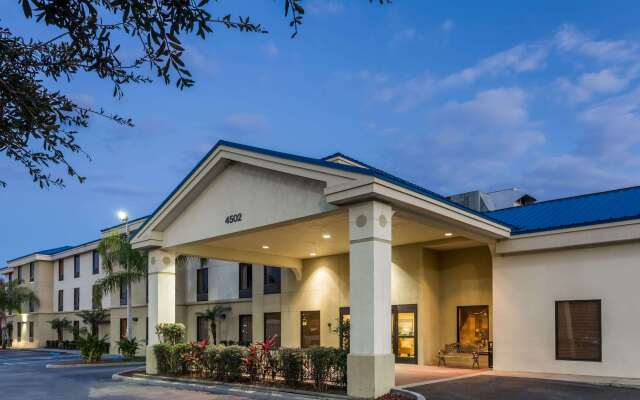 Days Inn & Suites by Wyndham Lakeland