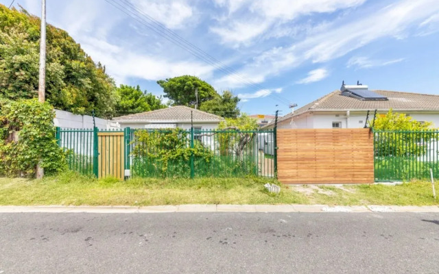 Peaceful 1BD Flat w/ Private Gardenrondebosch