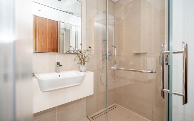 Unique bright studio with balcony in Marina Gate