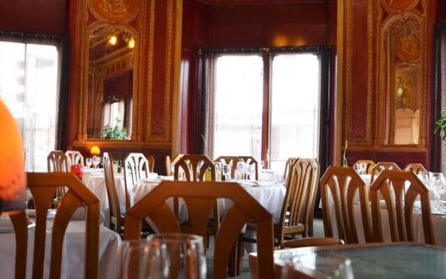 Le Riche Hotel