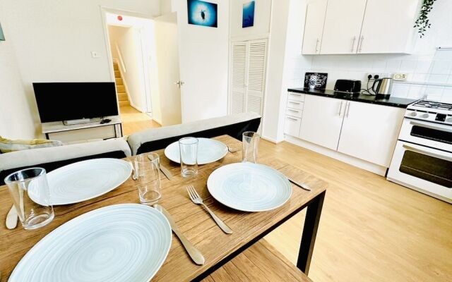 Beautiful 3-bed Apartment With Driveway Parking