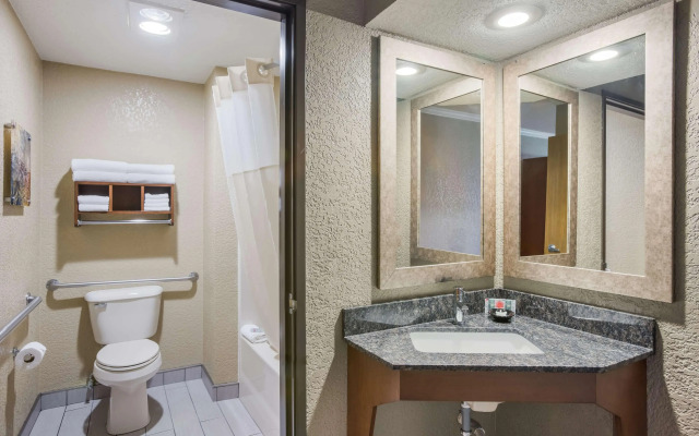Best Western Harbour Pointe Lakefront