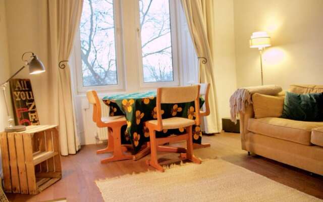 1 Bedroom Flat Overlooking Water of Leith Sleeps 2