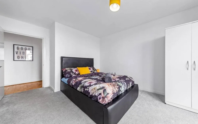 Penthouse 2-bed Apartment in The Heart Of E15