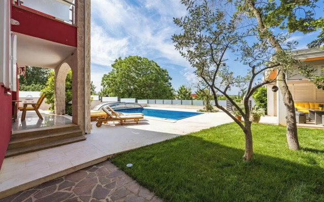 Apartment Ayni With Private Pool
