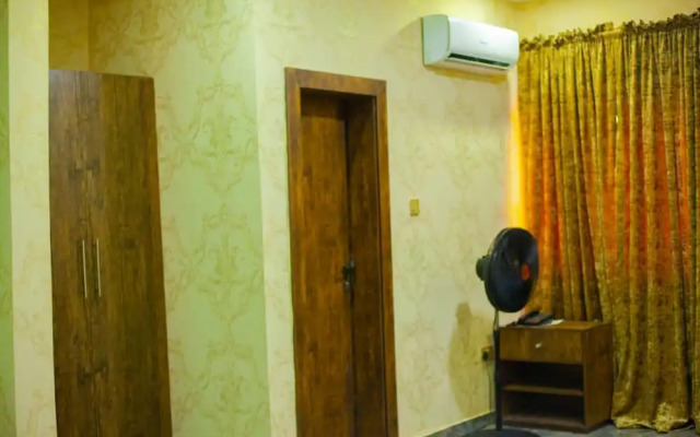 Ronkibog Crystal Hotel & Suites