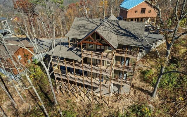 Smokey Treats 5 Bedroom Cabin by RedAwning