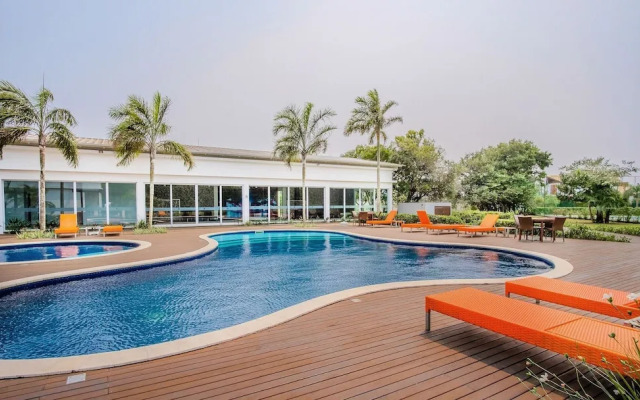 Modern House With Pool Next to Surfland Roi00