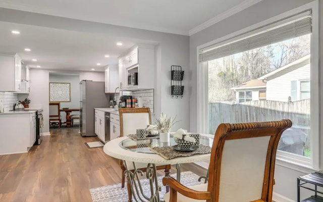 10 Mi to Downtown Macon: Family Home w/ Patio!