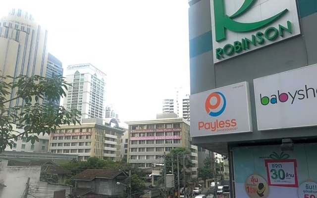 Twin Peaks Sukhumvit Suites