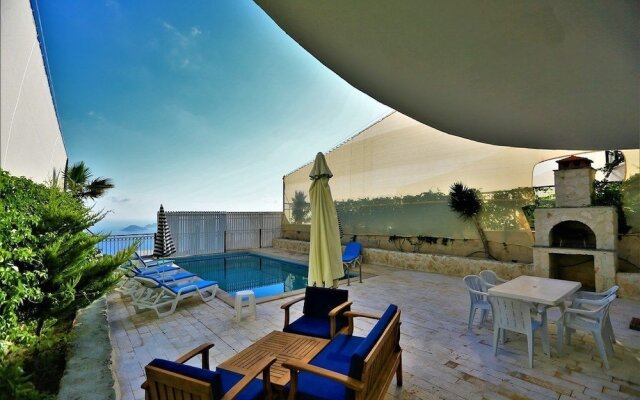 Villa Zumrut 4 by Akdenizvillam