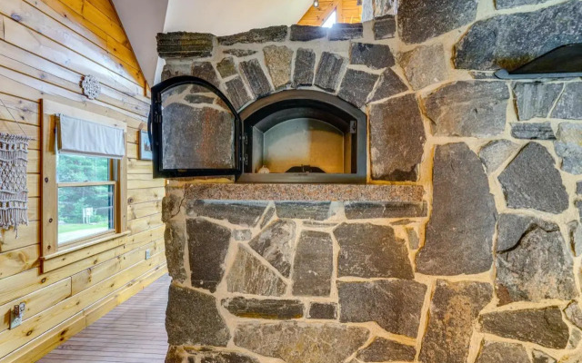 Spacious Wilmington Cabin: Walk to Lake