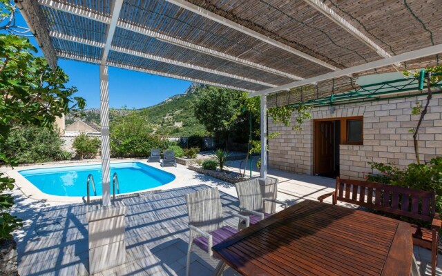 Beautiful Home in Makarska With Wifi and 4 Bedrooms