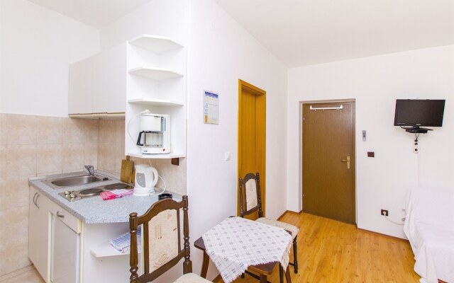 Apartments and Rooms Iva