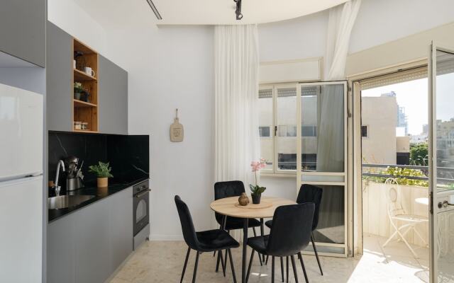 Bauhaus 2BR with Sea View by FeelHome